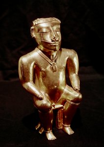 Precolombiansk kunst, Quimbaya-sivilisasjonen (Colombia): statuett av mannen sittende i gull, 400-1400 e.Kr. - Bogotá, Museo de Oro, Colombia - Pre-colombiansk kunst, Quimbaya-sivilisasjonen (Colombia), Antropomorf figur: sittende mann - Gylden skulptur, 4