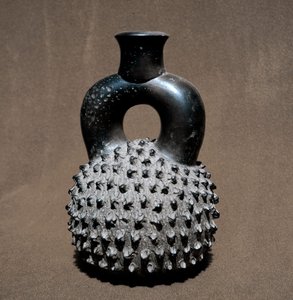 Pre-colombiansk kunst, cupisnique sivilisasjon: vase i form av en bille og granateple. 300 f.Kr.-100 e.Kr. Lima, Nasjonalmuseet for antropologi og arkeologi, Peru av Pre Columbian Pre Columbian