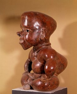 Pre-colombiansk kunst: statuett av naken pukkelrygg som sitter. Fra Colima. Sivilisasjonen av vestkysten. 300-1250 e.Kr. Arkeologisk museum i Guadalajara av Pre Columbian Pre Columbian
