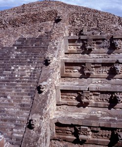 Før colombiansk sivilisasjon: utsikt over stedet for Teotihuacan (300 f.Kr.-600 e.Kr.): Quetzalcoatl-tempelet eller den fjærkledde slangens tempel. Mexico av Pre Columbian Pre Columbian