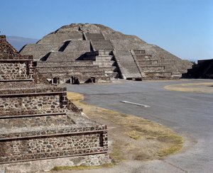 Månens pyramide av Pre Columbian Pre Columbian