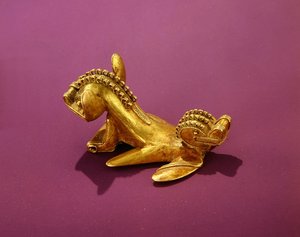 Tairona-anheng som viser et dobbelthodet dyr, 7.-8. århundre e.Kr. (gull) av Pre Columbian Pre Columbian