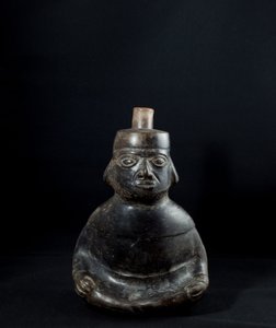 Antropomorf vase med håndtak / Peru, Mochica-kultur (terrakotta)