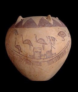 Brent leirkrukke med malt dekor, inkludert båter og dyr, ca. 3400-3300 f.Kr. (leire)