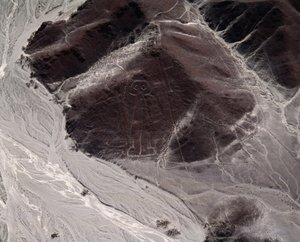 Luftfoto av Nazca-linjer som representerer en menneskelig figur (fotografi av Prehistoric Prehistoric