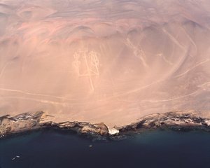 Luftfoto av Paracas Candelabra eller Candelabra of the Andes, ved Pisco Bay (1983 - Fotografi) av Prehistoric Prehistoric
