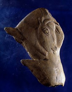 Forhistorisk kunst (Upper Magdalenian): "" Bison reiser seg"" Skulptur i reintre fra ly av Madeleine i Dordogne. 11000 f.Kr. Søn 0,10 m. Saint Germain en Laye, Nasjonalmuseet for arkeologi av Prehistoric Prehistoric
