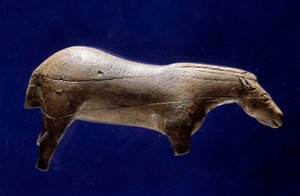 Forhistorisk kunst (Middle Magdalenian): skulptur i en runde med hest i elfenbensmammutt fra Espelugues-hulen (Hautes-Pyrénées) Dim. 0,073x0,035x0,017 m. Saint Germain en Laye, Museum of National Archaeology
