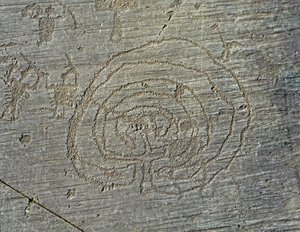 Forhistorie, Camunni sivilisasjon, bergkunst: en gravstein av representasjon av krigere våpen av skjold og sverd, og en labyrint. Periode mellom yngre steinalder og bronsealder. Roche. 35 Capo di Ponte, Parco nazionale delle incisioni rupestri di Naqu av Prehistoric Prehistoric