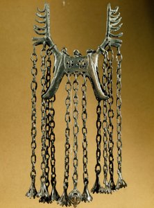 Forhistorie: Elan-formet anheng med to hoder fra et sted i Dolanlar (Aserbajdsjan) bronsealder. Baku, Aserbajdsjan statlige religionshistoriske museum av Prehistoric Prehistoric