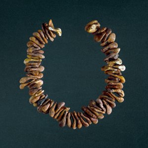 Forhistorie, steinalder: halskjede av bein fra hulen i Polesine, Veneto. Roma, Luigi Pigorini nasjonalmuseum for forhistorisk etnografi av Prehistoric Prehistoric