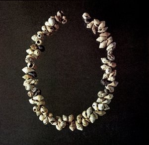 Forhistorie, steinalder: halskjede av skjell fra hulen Polesine, Venetie. Gjennomsnittlig neolitisk. Roma, Luigi Pigorini nasjonalmuseum for forhistorisk etnografi av Prehistoric Prehistoric