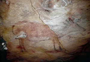 Forhistorie: "" en hjort"" bergmaleri av øvre paleolittisk (magdalensk) (mellom 16500 og 14000 år siden) steinalderhulen i Altamira, Santander, Spania av Prehistoric Prehistoric