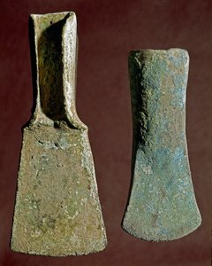 Forhistorie: øks og spydspiss i flint. Sivilisasjonen av Apenninene (eller italiensk bronsealder). 1400-1300 f.Kr. Perugia, Umbrias nasjonale arkeologiske museum