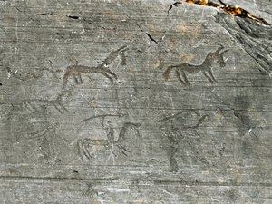 Forhistorie, sivilisasjon av Camunni, bergkunst: en gravstein av en jaktscene, en jeger stikker med et spyd. Periode mellom yngre steinalder og bronsealder. Capo di Ponte, Naquane Rock Engravings nasjonalpark, Valcamonica, Val Camonica, Italia av Prehistoric Prehistoric