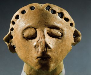 Forhistorie, kultur av Cucuteni-Trypillia (Cucuteni Trypillia eller Tripolya): hode av leirestatue. 3000 f.Kr. neolitikum, steinalder. Kishinev (Chisinau), historisk vitenskapsinstitutt i Republikken Moldova