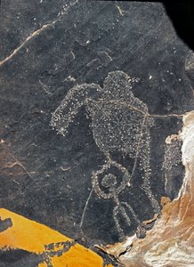 Forhistorie, bergkunst: en gravstein av en menneskelig figur. Steinalder 5000-2000 f.Kr. Taghit, Haut plateau du Hoggar (Ahaggar), Algerie av Prehistoric Prehistoric