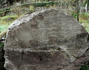 Forhistorie, bergkunst: gravstein av representasjoner av hjort, storfe og dolker. Kobberalder. Eneolitisk periode (kalkolittisk). Roche nr. 1. Cemmo (Brescia) nasjonale arkeologiske park for steinblokkene i Cemmo, Italia av Prehistoric Prehistoric