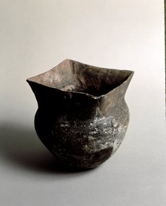 Forhistorie: terrakottavase med firkantet åpning fra yngre steinalder fra Caverna Delle Arene i Candide (Liguria). Pegli, Villa Pallavicini-museet av Prehistoric Prehistoric