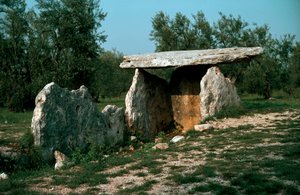 Forhistorie: utsikt over dolmen i Chianca med inngangskorridoren. Steinalder, yngre steinalder. 6.-3. århundre f.Kr. Bisceglie, Puglia, Italia av Prehistoric Prehistoric