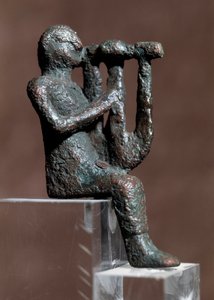 Musiker som spiller cithar (bronsestatuett, 4.-2. århundre f.Kr.)