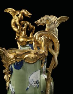 Et par Ludvig XV ewers, porselen 1662-1722, fester ca. 1745-49 (ormolu-montert porselen)