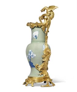 En av et par Louis XV ewers, porselen 1662-1722, fester ca. 1745-49 (ormolu-montert porselen)