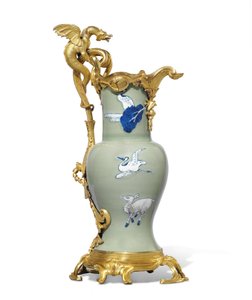En av et par Louis XV ewers, porselen 1662-1722, fester ca. 1745-49 (ormolu-montert porselen)