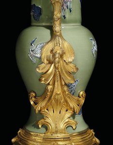 En av et par Louis XV ewers, porselen 1662-1722, fester ca. 1745-49 (ormolu-montert porselen)