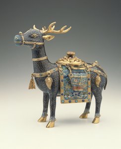 En figur av en hjort (cloisonne-emalje)