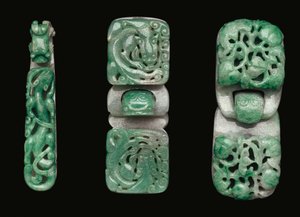 En gruppe beltekroker og spenner i jadeitt av Qing Dynasty Chinese School