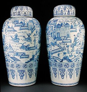 Et par blå og hvite soldatvaser, ca. 1700 (porselen) av Qing Dynasty Chinese School