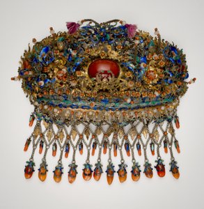 Forgylt hodeplagg med motiver av fugler, blomster, sommerfugler og bambus av Qing Dynasty Chinese School