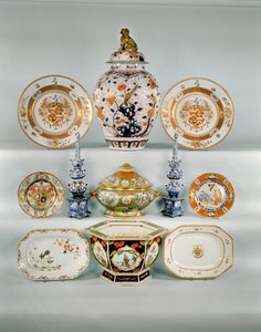 Imari baluster vase; Rose-verte våpenfat, ca. 1724; Famille rose bombe terrin og deksel; To blå og hvite tulipanvaser; Famille Rose armorial plate; Imari tallerken av Cornelius Prenk; Famille Rose avlangt fat; Famille Rose sekskantet jardiniere (porselen) av Qing Dynasty Chinese School