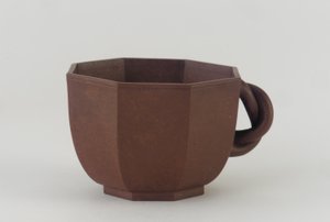 Åttekantet kopp, Chengzhai, sannsynligvis 1800-tallet (uglasert steintøyleire)