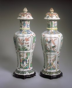 Par kinesiske Export Famille Verte vaser og deksler, Kangxi-perioden (1662-1722) (porselen) (se også 272196) av Qing Dynasty Chinese School