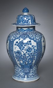 Vase med trekk av Qing Dynasty Chinese School