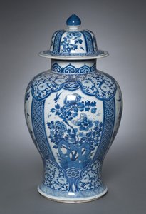 Vase med omslag, 1662-1722 av Qing Dynasty Chinese School
