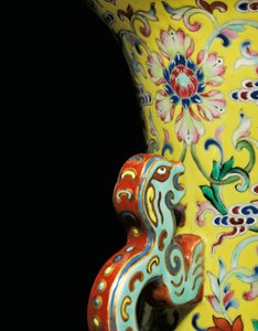 Detalj fra en av et par Imperial Famille Rose Vases (keramikk)