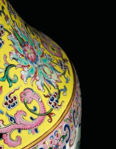 Detalj fra en av et par Imperial Famille Rose Vases (keramikk)