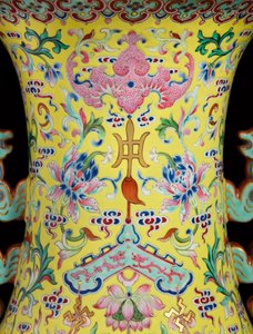 Detalj fra en av et par Imperial Famille Rose Vases (keramikk)