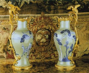 Et par Ludvig XV ewers, porselen 1662-1722, fester ca. 1745-49 (ormolu-montert porselen)