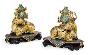 Et par liggende hjort (forgylt kobber og cloisonné emalje)