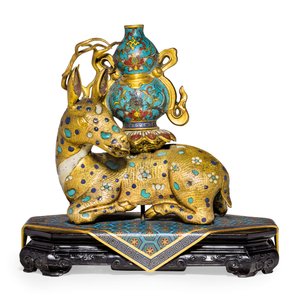 Et par liggende hjort (forgylt kobber og cloisonné emalje)