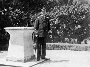 Kong George I av Hellas 1845-1913 i hagen sin i Athen, 1908.