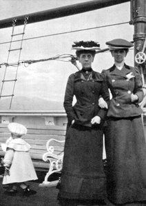 Prins Olav 1903-1991 med Lady Antrim og Miss Knollys, 1908. av Queen Alexandra
