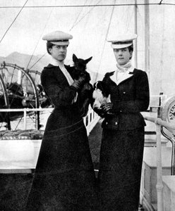 Dronning Alexandra 1844-1925 med datteren prinsesse Victoria 1868-1935. 1908.