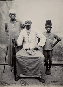 Mann og to gutter, Tanzania (gelatinsølvtrykk) av R. V. Pereira