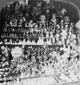 En leketøysbutikk i Kyoto, Japan, 1901 av R. Y. Young