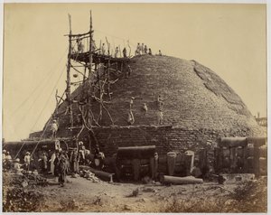 Sanchi stupa fra sør-vest under reparasjoner av Raja Deen Dayal